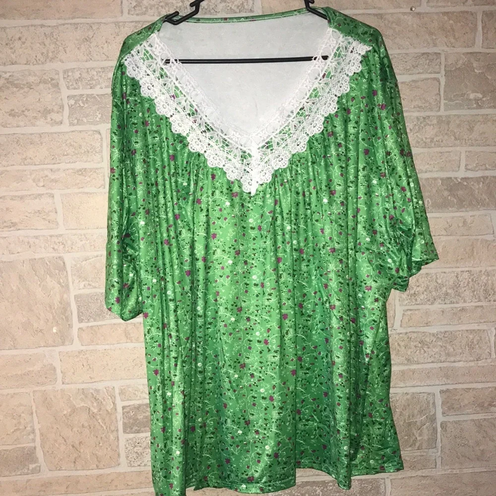 ✅ NWOT Short Sleeve Top with lace neckline